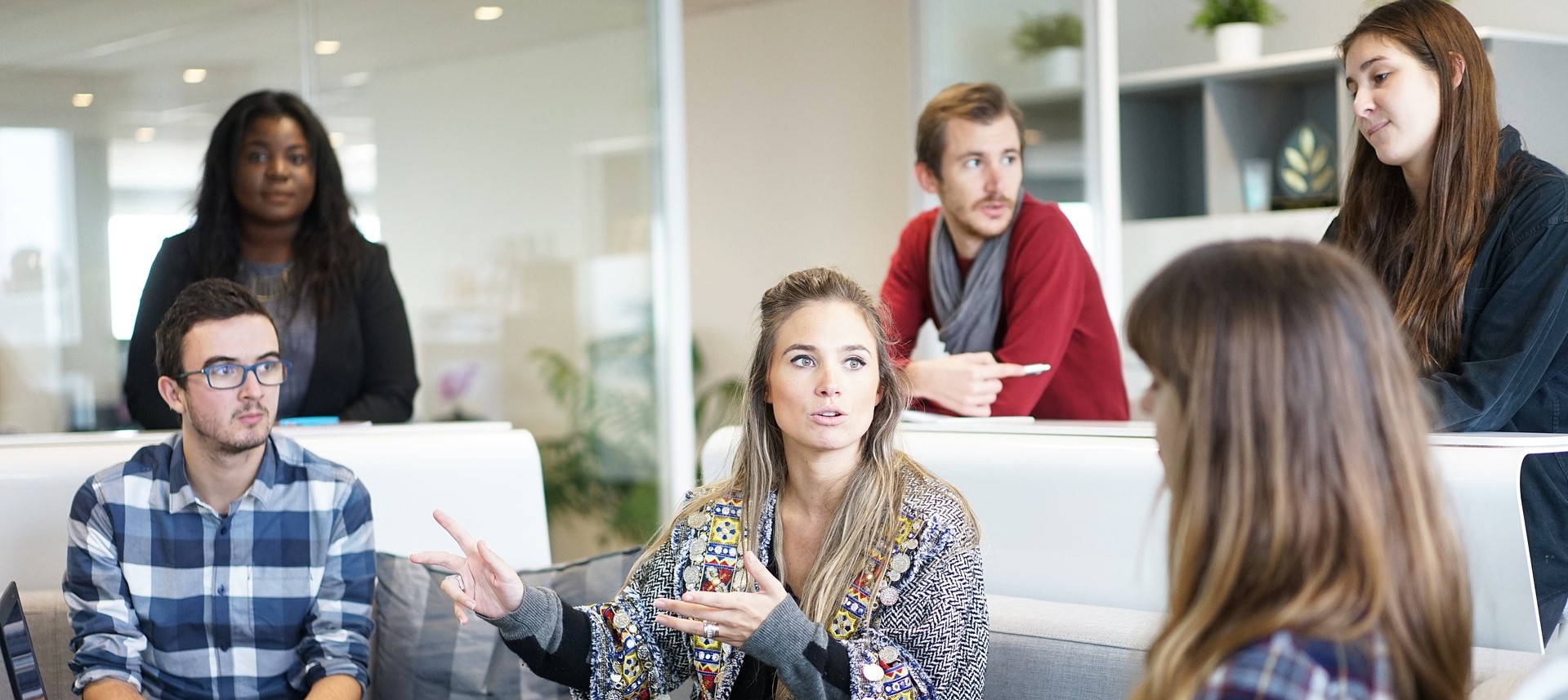 schmal workplace 1245776 1920